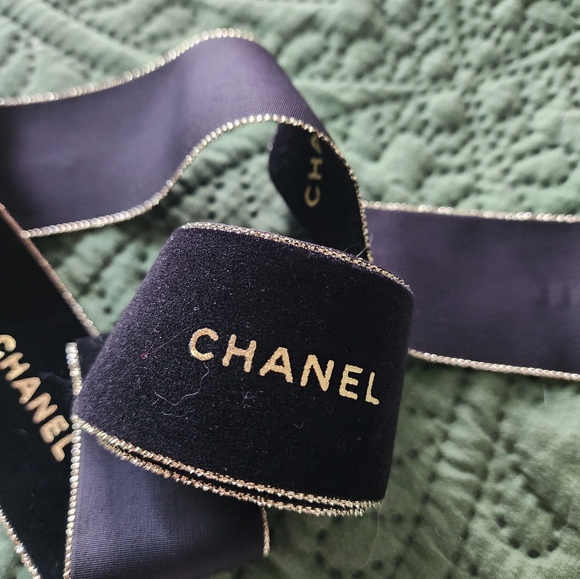 CHANEL Holiday Ribbon - Picture 2 of 4